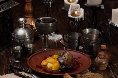 Bacak şeftali kendi suyu ile ördek kızartma