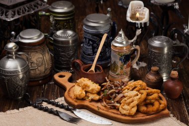 Büyük bir tabak meze bira için. Et, kalamar, sebze, po