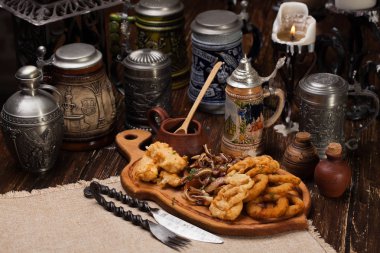Büyük bir tabak meze bira için. Et, kalamar, sebze, po