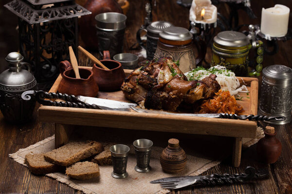 Жареная свиная кость с квашеной капустой. Для крупной компании
