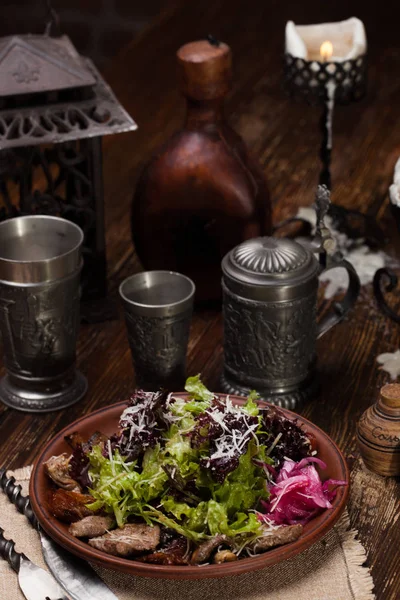 Salade avec viande, laitue et oignon — Photo