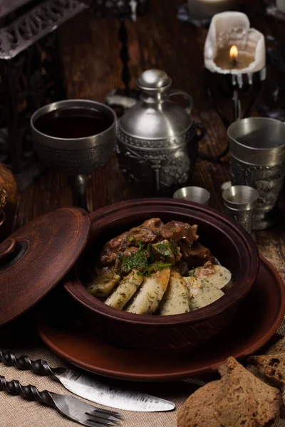 Geroosterde aardappelen met vlees in pot — Stockfoto