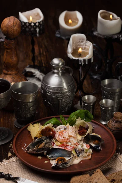 Salade de fruits de mer avec sauce et tomates séchées au soleil — Photo