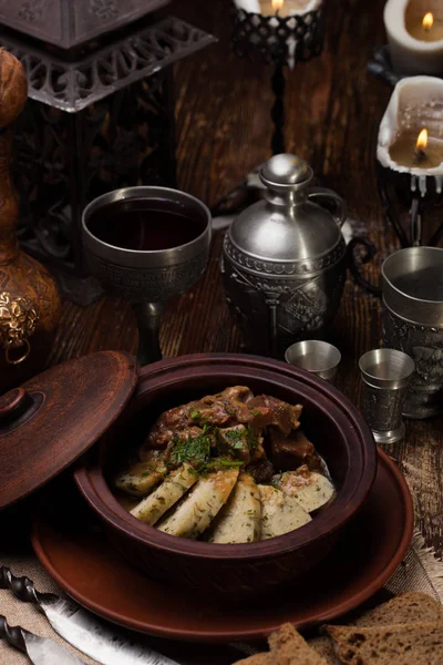 Patatas asadas con carne en olla — Foto de Stock