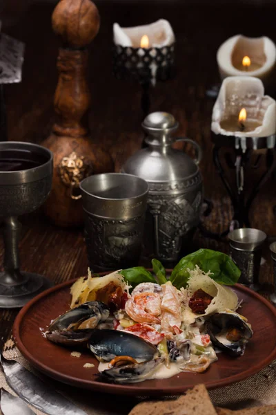 Salade de fruits de mer avec sauce et tomates séchées au soleil — Photo