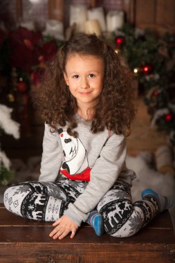 Yeni yıl hediye ile küçük kız