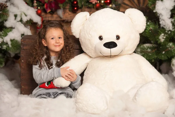 Κοριτσάκι με αρκουδάκι για το νέο έτος — Φωτογραφία Αρχείου