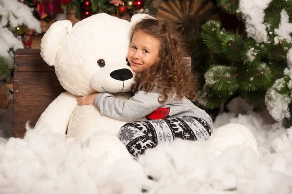 Κοριτσάκι με αρκουδάκι για το νέο έτος — Φωτογραφία Αρχείου