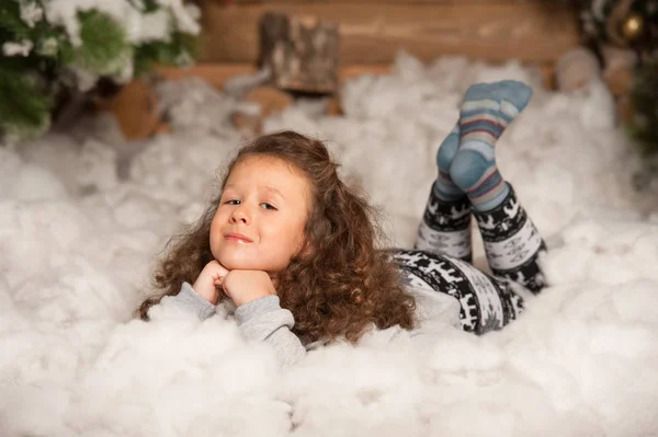 雪の中で横になっている小さな女の子 — ストック写真