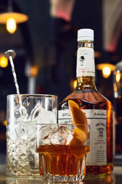 Whisky con hielo y una botella — Foto de Stock