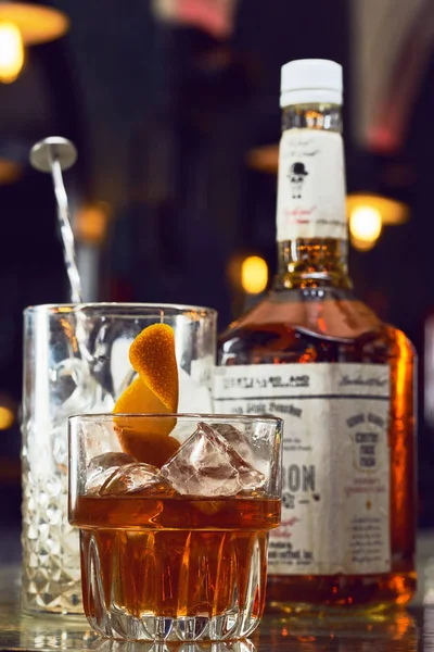 Whisky med is och en flaska — Stockfoto