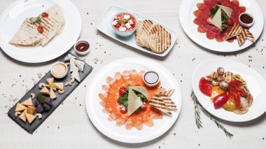 Çeşitli aperatifler, peyniri, ızgara sebze carpaccio