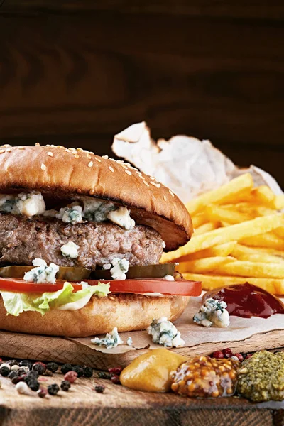 Smaczne burger z frytkami i sosem — Zdjęcie stockowe