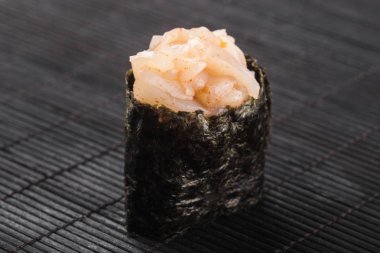 Gunkan balık ve tobiko ile