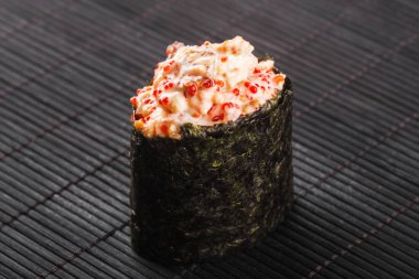 Gunkan balık ve tobiko ile