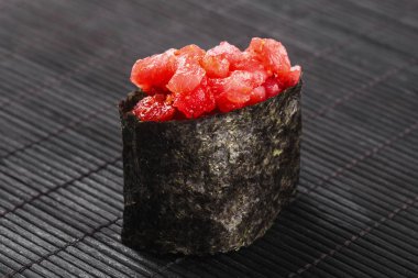 Gunkan balık ve tobiko ile