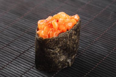 Gunkan balık ve tobiko ile