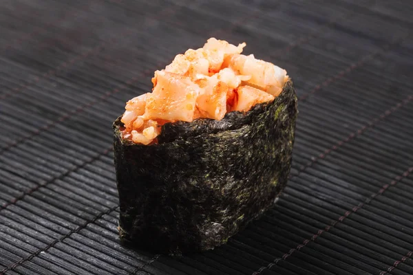 Gunkan mit Fisch und Tobiko — Stockfoto