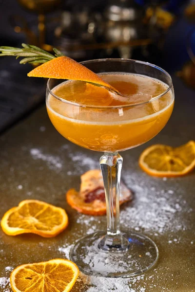 Alkoholhaltiga cocktail på grundval av en apelsin med rosmarin — Stockfoto