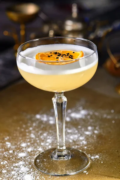 Alkoholhaltiga cocktail på grundval av orange — Stockfoto