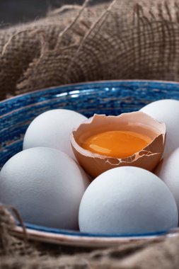 kumaş üzerine yemek pişirmek için plaka toplanan taze yumurta. 