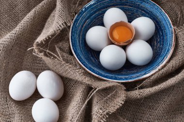 kumaş üzerine yemek pişirmek için plaka toplanan taze yumurta. 