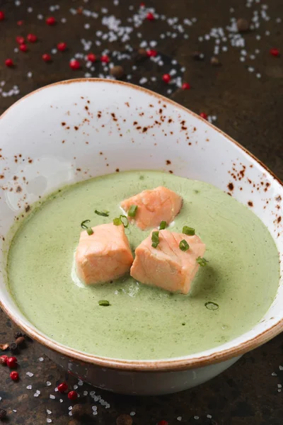Creme de sopa de espinafre com salmão para o almoço — Fotografia de Stock