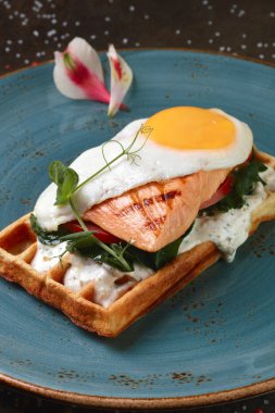 Kızarmış yumurta gözleme ve somon, fesleğen ve kahvaltı için sos ile