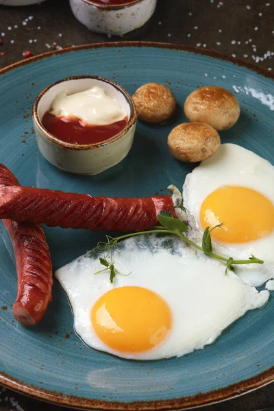 Scrambled eggs with sausages and vegetables for breakfast — Stock Photo, Image