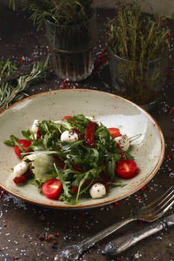 Caprese ve güneşte kurutulmuş domates salatası