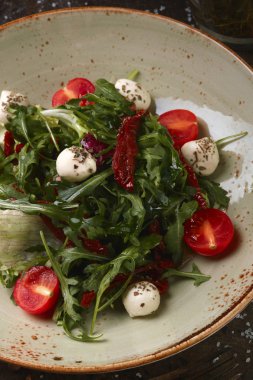 Caprese ve güneşte kurutulmuş domates salatası