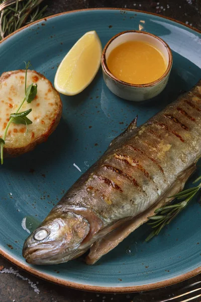 Целая рыба на гриле со сладким соусом и картошкой — стоковое фото