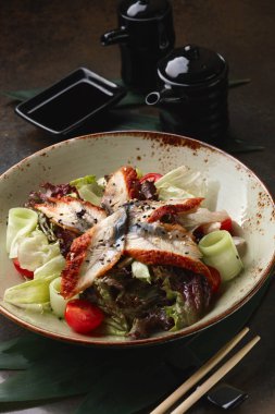 Japon yılan balığı salatası.