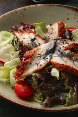 Japon yılan balığı salatası.