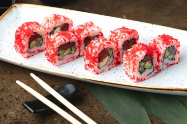 Suşi Roll balık ile güzel bir mavi tabak içinde. 