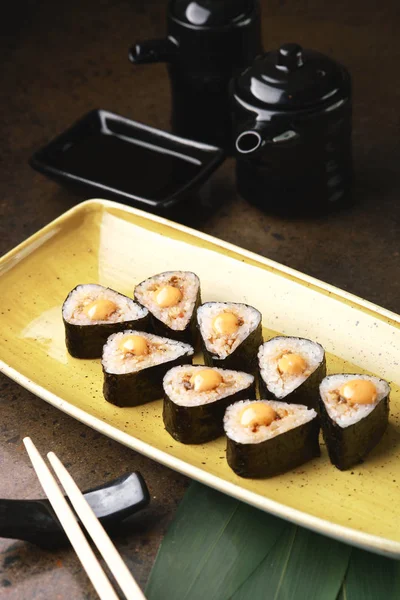Sushi Roll dengan ikan di piring biru yang indah . — Stok Foto