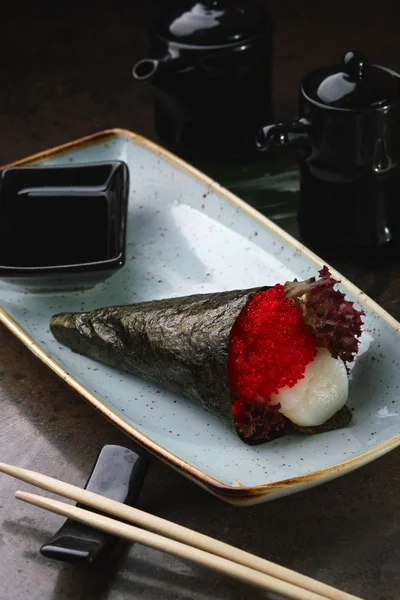 Sushi Roll dengan ikan di piring biru yang indah . — Stok Foto