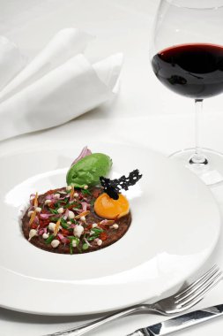 Dana tartar ve bir restoranda şarap