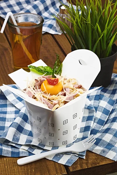 Carbonara dengan salmon dalam kotak untuk makanan cepat saji, pasta dengan daging . — Stok Foto