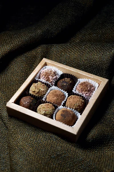 Сделано руками сырые конфеты здоровой пищи — стоковое фото