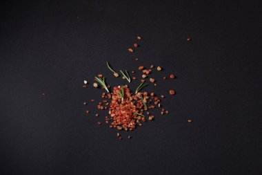 Siyah bir arka plan üzerinde dağınık baharat