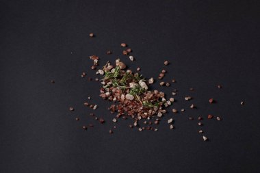 Siyah bir arka plan üzerinde dağınık baharat