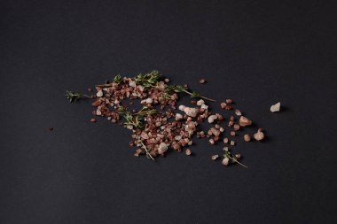 Siyah bir arka plan üzerinde dağınık baharat