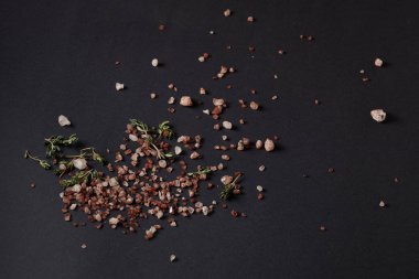 Siyah bir arka plan üzerinde dağınık baharat