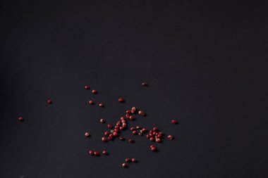 Siyah bir arka plan üzerinde dağınık baharat