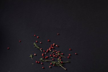 Siyah bir arka plan üzerinde dağınık baharat