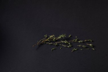 Siyah bir arka plan üzerinde dağınık baharat