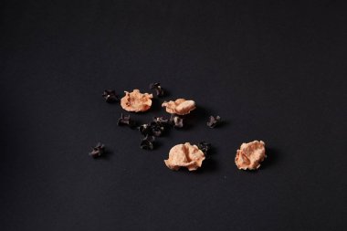 Siyah bir arka plan üzerinde dağınık baharat