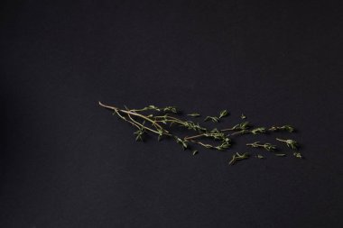 Siyah bir arka plan üzerinde dağınık baharat