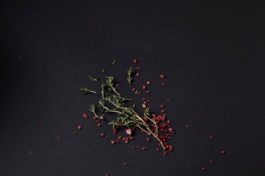 Siyah bir arka plan üzerinde dağınık baharat